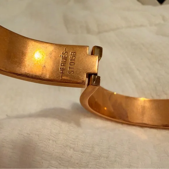 Black clic clac bangle with H buckle. - Picture 3 of 8